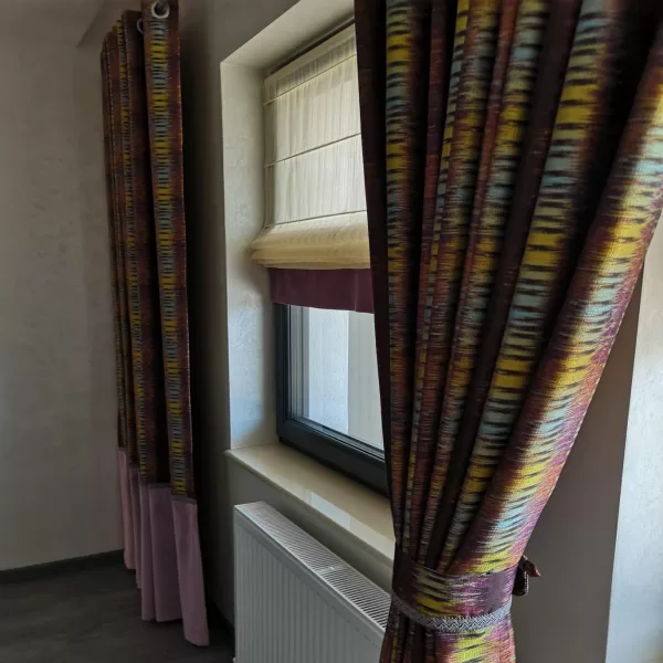 Draperie viu colorată în nuanțe lila