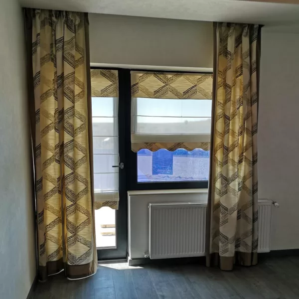 Draperie în nuanțe de maro, cu model geometric