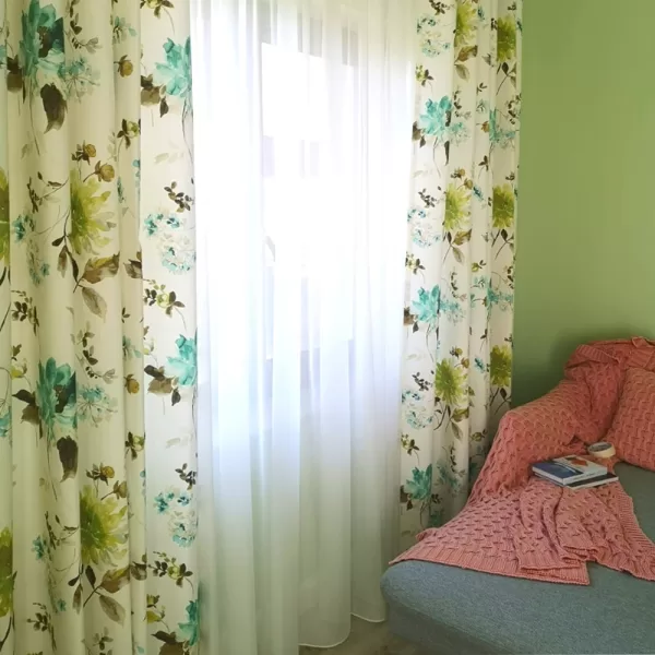 Draperie cu flori în nuanțe de verde și albastru - imagine 4