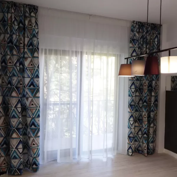 Draperie cu model geometric în nuanțe de albastru