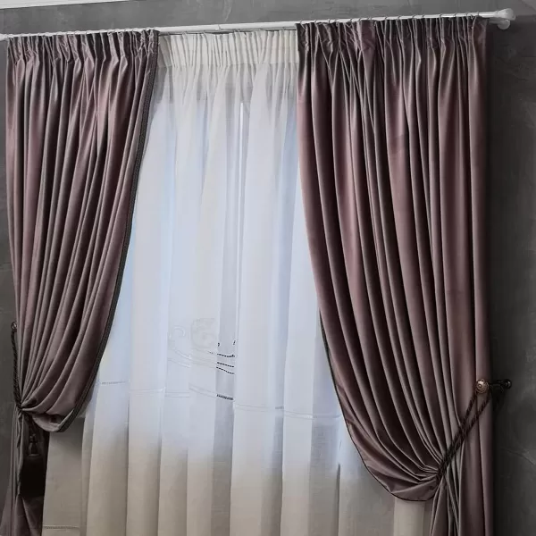 Draperie lila cu bandă decorativă pe margini